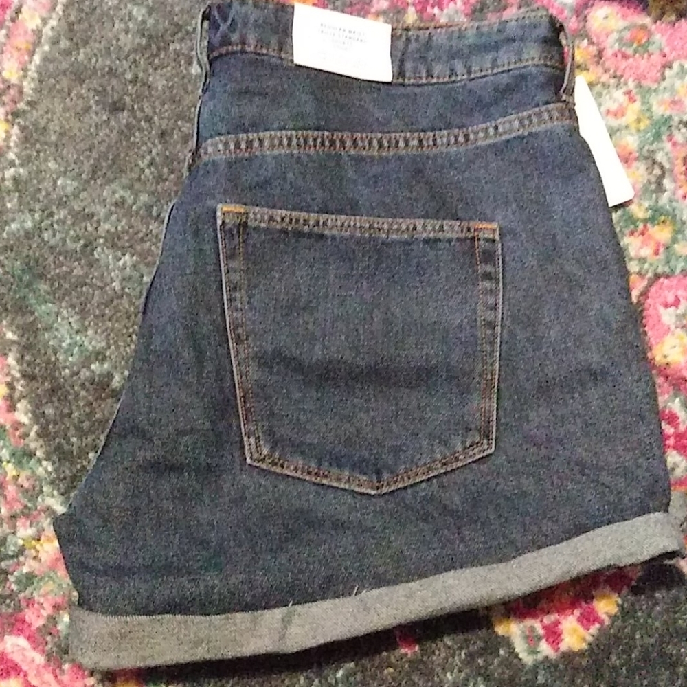 Regular waist talille shorts